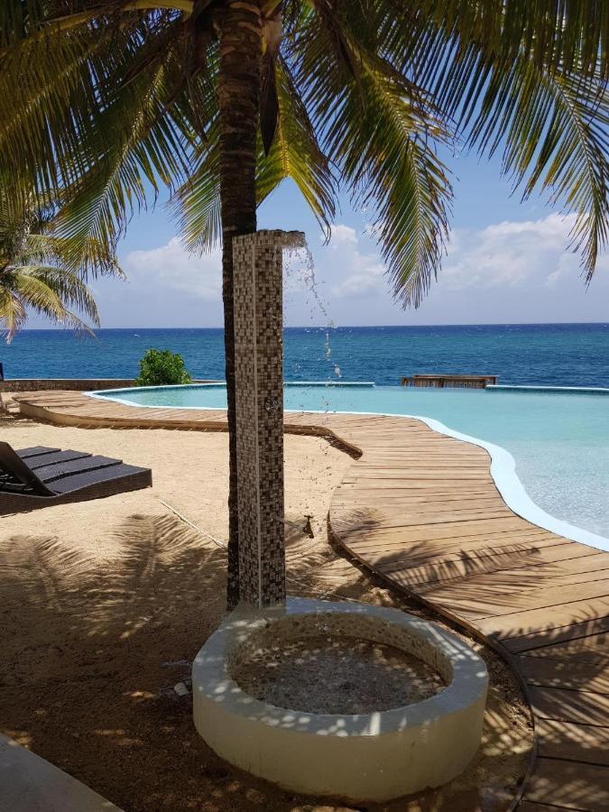 Whispering Seas Oceanfront Suite Ocho Rios Exterior photo