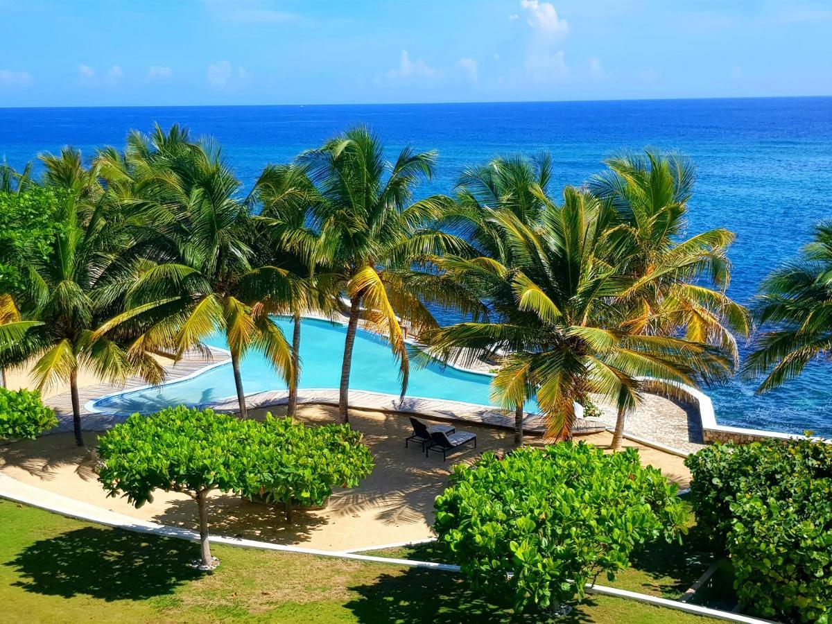 Whispering Seas Oceanfront Suite Ocho Rios Exterior photo