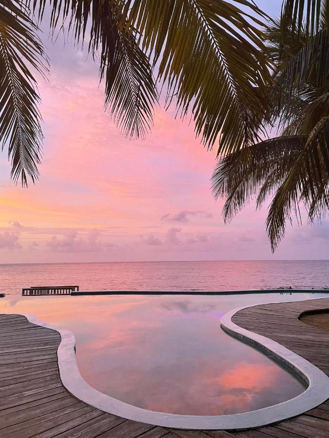 Whispering Seas Oceanfront Suite Ocho Rios Exterior photo
